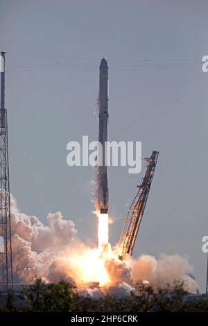 Das zweistufige Trägerrakete Falcon 9 hebt den Space Launch Complex 40 auf der Cape Canaveral Air Force Station ab und bringt das Dragon-Nachschub-Raumschiff zur Internationalen Raumstation Ca. 2017 Stockfoto