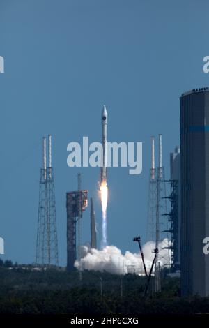 Eine United Launch Alliance ATLAS V Rakete hebt um 11:11 Uhr EDT vom Space Launch Complex 41 auf der Cape Canaveral Air Force Station in Florida ab und trägt das Orbital ATK Cygnus Druckfrachemodul auf der siebten kommerziellen Wiederauflieferungsmission des Unternehmens zur Internationalen Raumstation. Cygnus wird 7.600 Pfund Vorräte, Ausrüstung und wissenschaftliche Forschungsmaterialien an die Raumstation liefern. Stockfoto