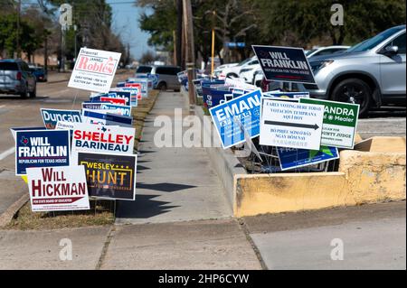Spring Branch, USA. 18th. Februar 2022. Am 18. Februar 2022 säumen Kampagnenschilder die Bürgersteige vor einem Wahllokal in Spring Branch, TX, etwas außerhalb von Houston, TX. Die vorgezogene Abstimmung bei den Primärwahlen in Texas läuft vom 14. Bis 25. Februar 2022, wobei der Wahltag am March1. Februar 2022 ist. In Harris County können die Wähler ihre Stimmabgabe persönlich, per Post oder an der Bordwand (mit einer vernünftigen Entschuldigung) abliefern. (Foto von Jennifer Lake/SIPA USA) Quelle: SIPA USA/Alamy Live News Stockfoto