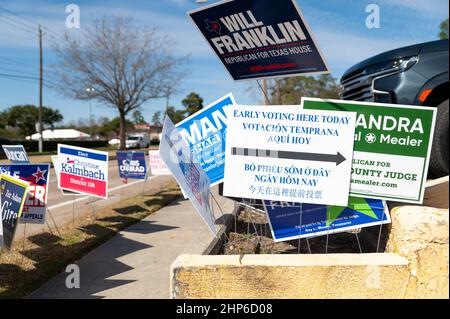 Spring Branch, USA. 18th. Februar 2022. Am 18. Februar 2022 säumen Kampagnenschilder die Bürgersteige vor einem Wahllokal in Spring Branch, TX, etwas außerhalb von Houston, TX. Die vorgezogene Abstimmung bei den Primärwahlen in Texas läuft vom 14. Bis 25. Februar 2022, wobei der Wahltag am March1. Februar 2022 ist. In Harris County können die Wähler ihre Stimmabgabe persönlich, per Post oder an der Bordwand (mit einer vernünftigen Entschuldigung) abliefern. (Foto von Jennifer Lake/SIPA USA) Quelle: SIPA USA/Alamy Live News Stockfoto
