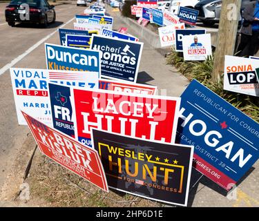 Spring Branch, USA. 18th. Februar 2022. Am 18. Februar 2022 säumen Kampagnenschilder die Bürgersteige vor einem Wahllokal in Spring Branch, TX, etwas außerhalb von Houston, TX. Die vorgezogene Abstimmung bei den Primärwahlen in Texas läuft vom 14. Bis 25. Februar 2022, wobei der Wahltag am March1. Februar 2022 ist. In Harris County können die Wähler ihre Stimmabgabe persönlich, per Post oder an der Bordwand (mit einer vernünftigen Entschuldigung) abliefern. (Foto von Jennifer Lake/SIPA USA) Quelle: SIPA USA/Alamy Live News Stockfoto