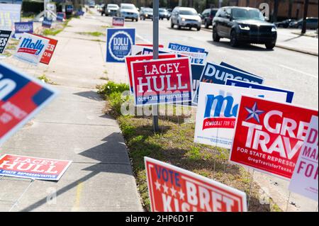 Spring Branch, USA. 18th. Februar 2022. Am 18. Februar 2022 säumen Kampagnenschilder die Bürgersteige vor einem Wahllokal in Spring Branch, TX, etwas außerhalb von Houston, TX. Die vorgezogene Abstimmung bei den Primärwahlen in Texas läuft vom 14. Bis 25. Februar 2022, wobei der Wahltag am March1. Februar 2022 ist. In Harris County können die Wähler ihre Stimmabgabe persönlich, per Post oder an der Bordwand (mit einer vernünftigen Entschuldigung) abliefern. (Foto von Jennifer Lake/SIPA USA) Quelle: SIPA USA/Alamy Live News Stockfoto