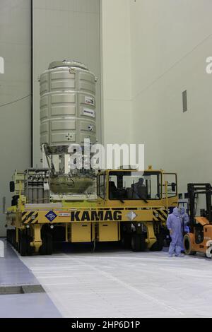 Ein KAMAG-Transporter mit dem oben gesicherten CYGNUS-Druckfrachemodul von Orbital ATK bewegt sich von der Luftschleuse in den Hochregal der Payload Hazardous Servicing Facility im Kennedy Space Center der NASA in Florida. Cygnus wird zur endgültigen Treibstoffverladung und zur Late-Cargo-Verstauung an einen Arbeitsplatz verlegt. Die Mission Orbital ATK CRS-7 zur kommerziellen Nachversorgung der Internationalen Raumstation soll am 19. März 2017 auf einer United Launch Alliance ATLAS V-Rakete vom Space Launch Complex 41 auf der Cape Canaveral Air Force Station starten. Stockfoto