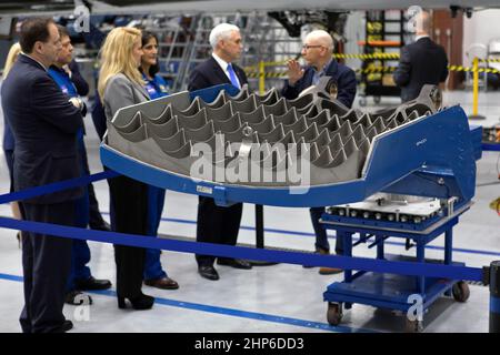 Vizepräsident Mike Pence besichtigt am 21. Februar 2018 den SpaceX-Hangar im Launch Complex 39A im Kennedy Space Center der NASA in Florida. John Muratore, Leiter der Launch Pads von SpaceX, ganz rechts, beschreibt die Hardware von links zum amtierenden NASA-Administrator Robert Lightfoot, SpaceX-Präsident und COO Gwynne Shotwell, NASA-Astronaut Suni Williams und Pence. Während seines Besuchs leitete Pence ein Treffen des National Space Council in der Hochbucht der Raumstation Processing Facility des Zentrums. Stockfoto