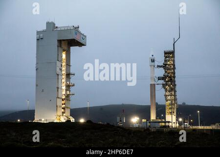 Die United Launch Alliance ATLAS V 401 Rakete mit dem NASA-Satelliten Landsat 9 ist am 27. September 2021 auf der Startfläche des Space Launch Complex 3 (SLC-3) auf der Vandenberg Space Force Base in Kalifornien gesichert, nachdem sie die Reise von der Vertical Integration Facility aus gemacht hatte. Landsat 9 soll heute, am 27. September, um 2:12 Uhr EDT (11:12 Uhr PDT) auf dem Atlas V von SLC-3 starten. Stockfoto