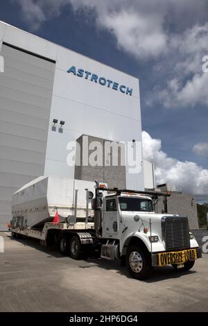 Der TDRS-M-Satellit der NASA kommt in seinem Transportcontainer in der Astrotech-Einrichtung in Titusville, Florida, zur Vorflugbearbeitung an. Das TDRS-M ist die neueste Raumsonde, die für die Konstellation von Kommunikationssatelliten der Agentur bestimmt ist und nahezu kontinuierlichen Kontakt mit umkreisenden Raumfahrzeugen ermöglicht, von der Internationalen Raumstation und dem Hubble-Weltraumteleskop bis hin zu wissenschaftlichen Observatorien. Der Start der United Launch Alliance ATLAS V-Rakete vom Space Launch Complex 41 auf der Cape Canaveral Air Force Station ist für den 3. August 2017 um 9:02 Uhr EDT geplant. Stockfoto