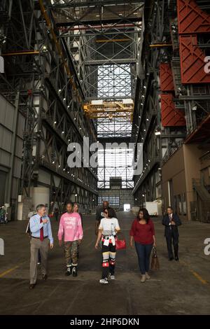 Bob Cabana, Direktor des Kennedy Space Center, bietet eine Tour für Darsteller und Crew-Mitglieder des kommenden Filmes „Hidden Figures“ an. Von links sind Cabana, Pharrell Williams, Musiker und Produzent von „Hidden Figures“, Taraji P. Henson, die Katherine Johnson im Film porträtiert, und Octavia Spencer, die Dorothy Vaughan porträtiert. Die Gruppe läuft im Überführungsgang des Fahrzeugmontagehaus. Der Film basiert auf dem gleichnamigen Buch von Margot Lee Shetterly. Es zeichnet das Leben von Katherine Johnson, Dorothy Vaughan und Mary Jackson, drei afroamerikanischen Frauen w Stockfoto