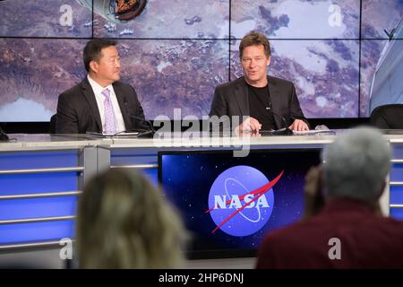 Im Zuschauerraum der Pressestelle des Kennedy Space Center der NASA in Florida sprechen NASA und führende Vertreter der Branche bei einer Pressekonferenz nach dem Start von SpaceX CRS-11, einer kommerziellen Mission zur Wiederaufversorgung der Internationalen Raumstation, mit den Medien. Von links sind: Der Ehrw. Feng, NASA-Manager des International Space Station Transportation Integration Office, und Hans Koenigsmann, Vice President of Flight Reliability für SpaceX. Stockfoto