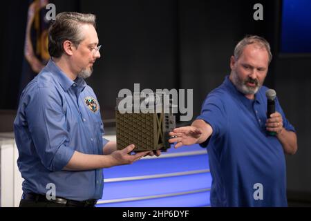 Jason Mitchell, Projektleiter für die Station Explorer für X-ray Timing und Navigation Technologie, oder SEXTANT, Instrument, Links, und Keith Gendreau, Principle investigator für den Neutronenstern innere Zusammensetzung Explorer, oder besser, sprechen für die Mitglieder von Social Media in der Presse Website Auditorium das Kennedy Space Center. Das Briefing konzentrierte sich auf den Zweck Ihrer Experimente und Instrumente zur Internationalen Raumstation auf SpaceX CRS-11 geliefert werden. Ein Drache Raumsonde soll von Kennedys Launch Complex 39A am 1. Juni auf einem SpaceX Falcon 9 Rakete auf die Firma gestartet werden Stockfoto