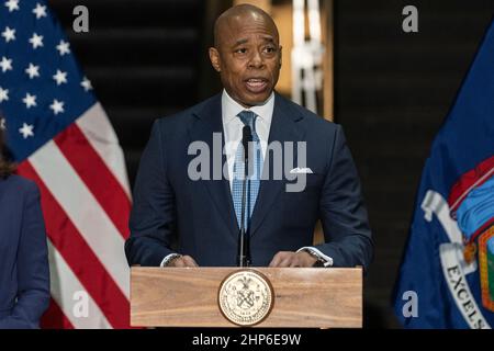 New York, New York, USA. 18th. Februar 2022. Bürgermeister Eric Adams spricht während einer gemeinsamen Ankündigung mit der Gouverneurin Kathy Hochul an der U-Bahnstation Fulton Street. Die Gouverneurin Kathy Hochul und der Bürgermeister Eric Adams stellten einen Plan vor, mit dem das Problem der Obdachlosigkeit und psychischen Gesundheit in den U-Bahnen von New York City angegangen werden soll, um die öffentlichen Verkehrsmittel für Menschen, die Hilfe benötigen, und für Fahrer im Alltag zu sichern. (Bild: © Lev Radin/Pacific Press via ZUMA Press Wire) Stockfoto