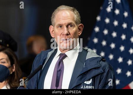 New York, New York, USA. 18th. Februar 2022. Janno lieber, Chairman und CEO von MTA, spricht während der Ankündigung von Gouverneur Kathy Hochul und Bürgermeister Eric Adams an der U-Bahn-Station Fulton Street. Die Gouverneurin Kathy Hochul und der Bürgermeister Eric Adams stellten einen Plan vor, mit dem das Problem der Obdachlosigkeit und psychischen Gesundheit in den U-Bahnen von New York City angegangen werden soll, um die öffentlichen Verkehrsmittel für Menschen, die Hilfe benötigen, und für Fahrer im Alltag zu sichern. (Bild: © Lev Radin/Pacific Press via ZUMA Press Wire) Stockfoto