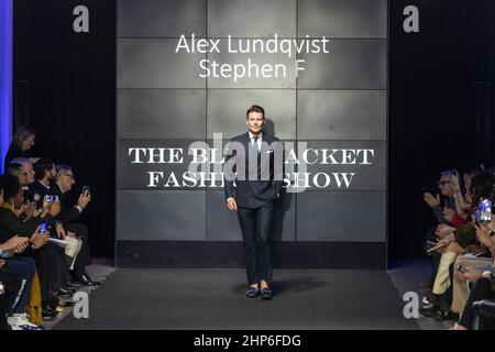 New York, New York, USA. 17th. Februar 2022. Alex Lundqvist trägt das Kleid von Stephen F läuft auf dem Laufsteg für die Blue Jacket Fashion Show zur Unterstützung der Erforschung von Prostatakrebs im Cadillac House (Foto: © Lev Radin/Pacific Press via ZUMA Press Wire) Stockfoto