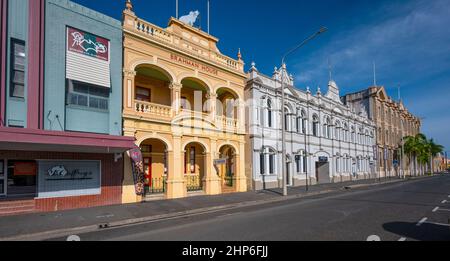 Art déco-Gebäude in der Nähe des Flusses in Rockhampton, alte Büros, Lagerhäuser und Schiffsmakler Stockfoto