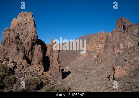 Blick auf Roques de García einzigartige Felsformation im Teide Nationalpark, Teneriffa, Kanarische Inseln, Spanien Stockfoto