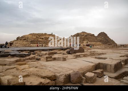Giza, Ägypten - 31. Dezember 2021: Ruinen der kleinen Pyramide der Königin Henutsen in der Nähe der Cheops-Pyramide Gizeh-Plateau, Ägypten. UNESCO-Weltkulturerbe Stockfoto