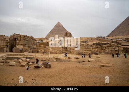 Giza, Ägypten - 31. Dezember 2021: Große Sphinx vor dem Hintergrund der Pyramiden der Pharaonen Cheops und Khepre in Gizeh Stockfoto
