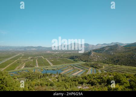 Blick auf Grünfeld und Berg in Bosnien und Herzegowina Stockfoto