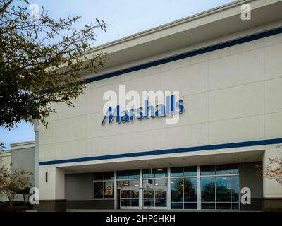 Orlando, Florida - 5. Februar 2022: Horizontale Nahaufnahme Blick auf Marshalls Storefront und Eingang. Marshalls ist eine amerikanische Kette von preisgünstigen Abteilungen Stockfoto