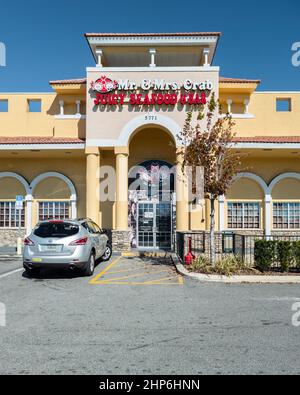 Kissimmee, Florida - 9. Februar 2022: Vertikale Nahaufnahme des Mr. And Mrs. Crab Restaurants. Stockfoto