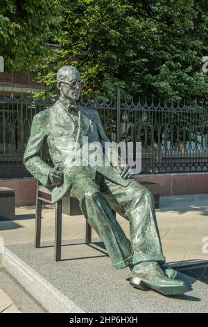 Statue des schweizerisch-französischen Architekten Charles-Edouard Jeannere Le Corbusier vor dem massiven roten Tsentrosojus- oder Centrosojus-Gebäude in Moskau Stockfoto