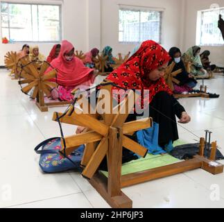 In Rupganj am Stadtrand von Dhaka machen Arbeiter mit traditionellem tat Sari Stockfoto