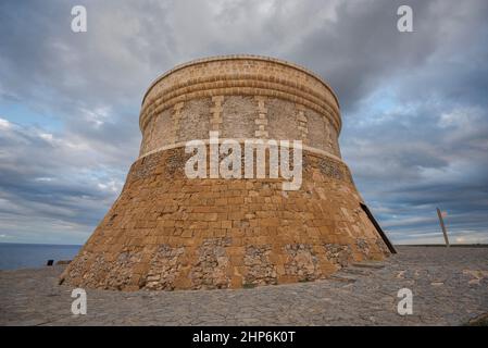 Turm von Fornells, in der Gemeinde Es Mercadal, Menorca, Spanien. Es wurde zwischen 181 und 1802 während der letzten Zeit der britischen Herrschaft erbaut Stockfoto