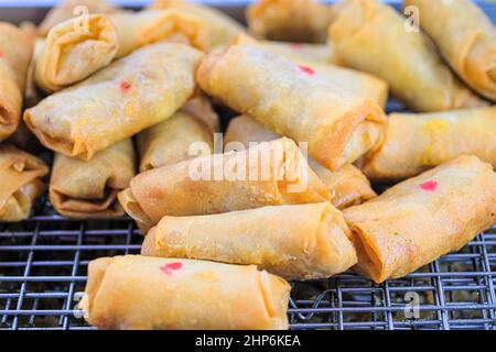 In China Town (Yaowarat) werden gebratene, vegetarische Frühlingsrollen aus nächster Nähe verkauft, und es gibt eine Reihe vegetarischer Festivals in Bangkok, Thailand Stockfoto