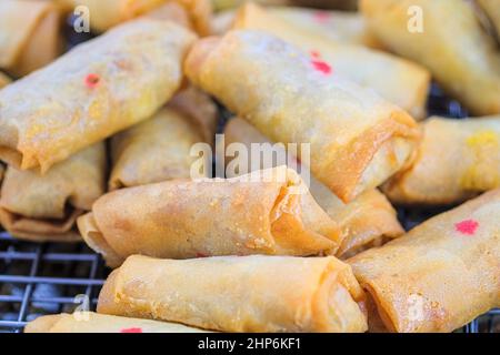 In China Town (Yaowarat) werden gebratene, vegetarische Frühlingsrollen aus nächster Nähe verkauft, und es gibt eine Reihe vegetarischer Festivals in Bangkok, Thailand Stockfoto