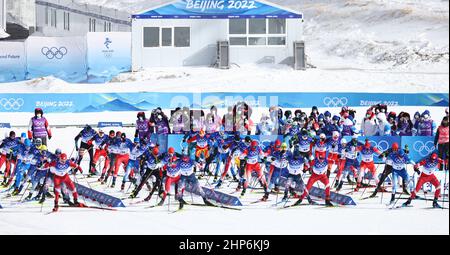 Zhangjiakou, China. 19th. Februar 2022. Olympische Spiele, Nordisches Skifahren/Langlaufen, 50 km Massenstart-Freestyle, Männer, im Nationalen Langlaufzentrum starten die Läufer. Durch starke Winde und starke Kälte wurde das 50 km lange Langlaufrennen auf 30 km verkürzt. Quelle: Daniel Karmann/dpa/Alamy Live News Stockfoto