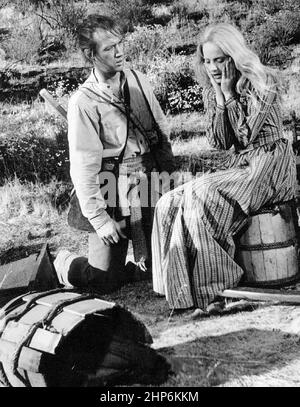 Werbefoto von David Carradine und Sondra Locke aus der Fernsehsendung Kung Fu Ca. 1974 Stockfoto
