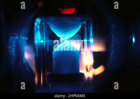 Einer der vielen Anwendungsgebiete des Lasers in der medizinischen Forschung ist die Detektion von prämalignen und bösartigen Zellen in einem Pap-Abstrich. Gynäkologische Zellen passieren in einem Strahl durch den Laserstrahl, wo jede Zelle analysiert wird. Abnorm erscheinende Zellen können aus den übrigen Zellen sortiert und später von einem Pathologen auf den Nachweis von Krebs untersucht werden. Ca. 1980 Stockfoto