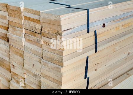 Industrie Holzverarbeitung (Chamcha Holz) Material im Lagerhaus für den Einsatz auf machen Möbel für die Dekoration Haus und Büro Stockfoto
