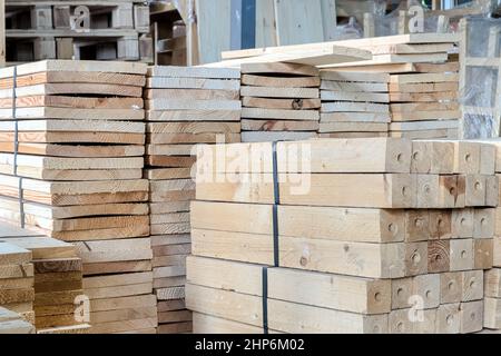 Industrie Holzverarbeitung (Chamcha Holz) Material im Lagerhaus für den Einsatz auf machen Möbel für die Dekoration Haus und Büro Stockfoto