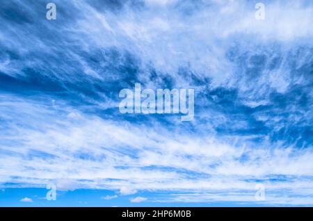 Flauschige kleine Cirrostratus , Cirrocumulus und Cirrus Wolkenformationen blauen Himmel Stockfoto