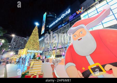 Bangkok-Thailand DEZ 3 2019: Riesiger Weihnachtsbaum und weihnachtliche Dekoration im Central World Einkaufszentrum in der Nachtszene Stockfoto