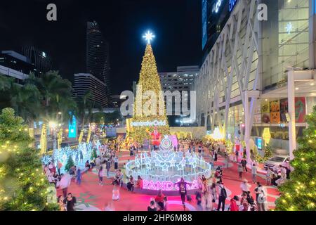 Bangkok-Thailand DEZ 3 2019: Riesiger Weihnachtsbaum und weihnachtliche Dekoration im Central World Einkaufszentrum in der Nachtszene Stockfoto