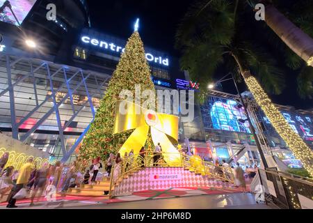 Bangkok-Thailand DEZ 3 2019: Riesiger Weihnachtsbaum und weihnachtliche Dekoration im Central World Einkaufszentrum in der Nachtszene Stockfoto