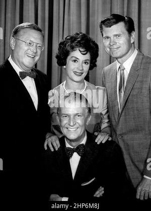 Werbefoto für die Tagesversion der TV-Spielshow, um die Wahrheit zu sagen. Sitzend ist Gastgeber Bud Collyer; von links stehend: Sam Levenson, Mimi Benzell, Barry Nelson Ca. 1962 Stockfoto