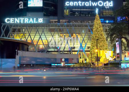 Bangkok-Thailand DEZ 3 2019: Riesiger Weihnachtsbaum und weihnachtliche Dekoration im Central World Einkaufszentrum in der Nachtszene Stockfoto