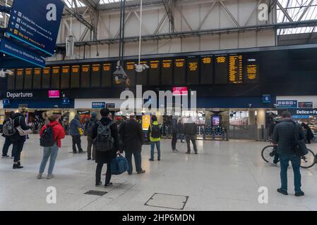 (220219) -- LONDON, 19. Februar 2022 (Xinhua) -- das Foto vom 18. Februar 2022 zeigt Menschen, die im Bahnhof Waterloo auf abgesagte und ausgesetzte Züge warten, die durch die starken Winde des Sturms Eunice in London, Großbritannien, verursacht wurden. Eunice gilt als einer der schlimmsten Stürme seit drei Jahrzehnten und hat am Freitag Rekordwind nach Großbritannien gebracht, drei Menschen getötet und im ganzen Land massive Stromausfälle, Flugausfälle und Schulschließungen verursacht. Eine Frau im Alter von 30s Jahren im Norden Londons wurde getötet, als ein Baum auf ihr Auto fiel, ein Mann im Alter von 20s Jahren starb, als sein Lastwagen im Süden E mit einem umgestürzten Baum kollidierte Stockfoto