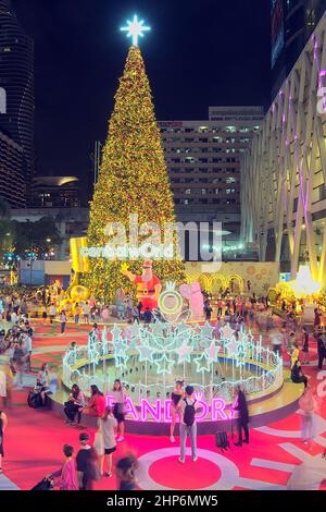 Bangkok-Thailand DEZ 3 2019: Riesiger Weihnachtsbaum und weihnachtliche Themen Dekoration und verschwommene Menschen bewegen sich in der Central World in der Nachtszene Stockfoto