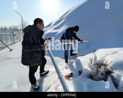 Lanzhou. 19th. Februar 2022. Das undatierte Foto zeigt, dass Wang Xing (L) mit einem Teammitglied bei Big Air Shougang in Peking, der Hauptstadt Chinas, Temperatursensoren einstellt. ZUM THEMA „China Focus: Technisches Team unterstützt Peking 2022 Schneesportstätten“ Quelle: Xinhua/Alamy Live News Stockfoto