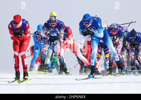 Zhangjiakou, China. 19th. Februar 2022. Olympische Spiele, Nordisches Skifahren/Langlaufen, 50 km Massenstart-Freestyle, Männer, im Nationalen Langlaufzentrum sind die Läufer unterwegs. Durch starke Winde und starke Kälte wurde das 50 km lange Langlaufrennen auf 30 km verkürzt. Quelle: Daniel Karmann/dpa/Alamy Live News Stockfoto