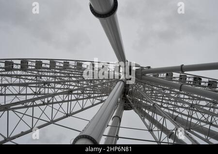 Graustufen-Aufnahme einer Metallbrücke mit niedrigem Winkel Stockfoto