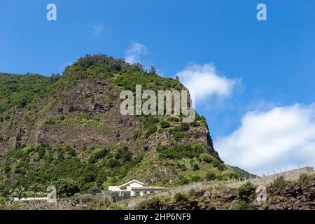 SAO VICENTE, PORTUGAL - 21. AUGUST 2021: Es ist eines der einsamen Gehöfte an der Spitze der Klippe im Norden der Insel. Stockfoto