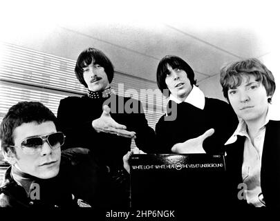 Ein Werbefoto der amerikanischen Rockband The Velvet Underground um 1968. Von links nach rechts: Lou Reed, Sterling Morrison, John Cale und Maureen Tucker Stockfoto