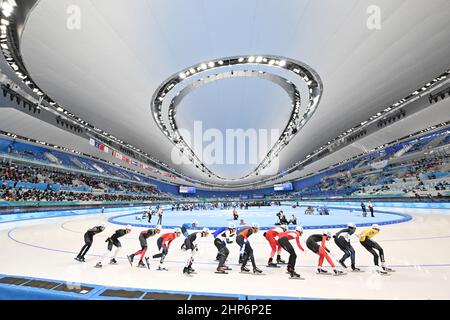 Peking, China. 19th. Februar 2022. Eisschnelllauf: Olympiade, Vorlauf, Massenstart, Männer, Halbfinale, National Speed Skating Oval, das Feld in Aktion. Kredit: Peter Kneffel/dpa/Alamy Live Nachrichten Stockfoto