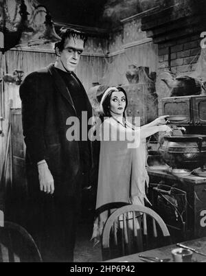 Foto von Fred Gwynne (Herman Münster) und Yvonne DeCarlo als seiner Frau Lily aus der Fernsehsendung The Munsters. Stockfoto