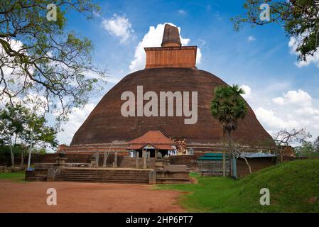 Altes Jetavana Dagoba, sonniger Tag. Anuradhapura, Sri Lanka Stockfoto