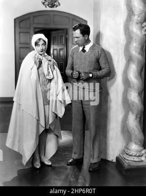 King Vidor (Regisseur) und die Schauspielerin Marion Davies am Set von The Patsy (Film von 1928), Davies imitiert Lillian Gish. 1928 Stockfoto